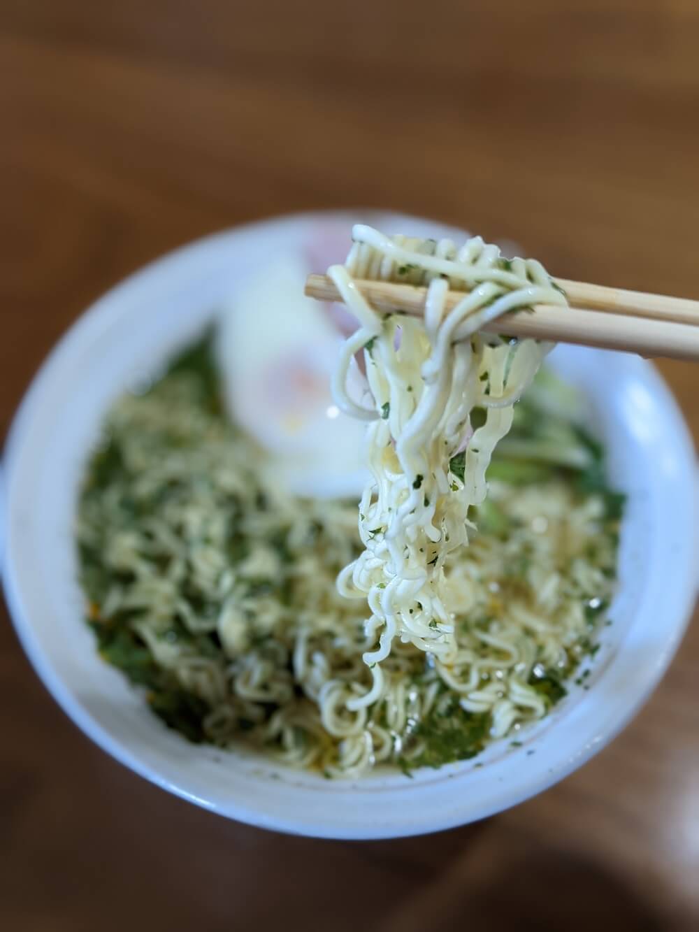 ラーメンの麺をすくう画像