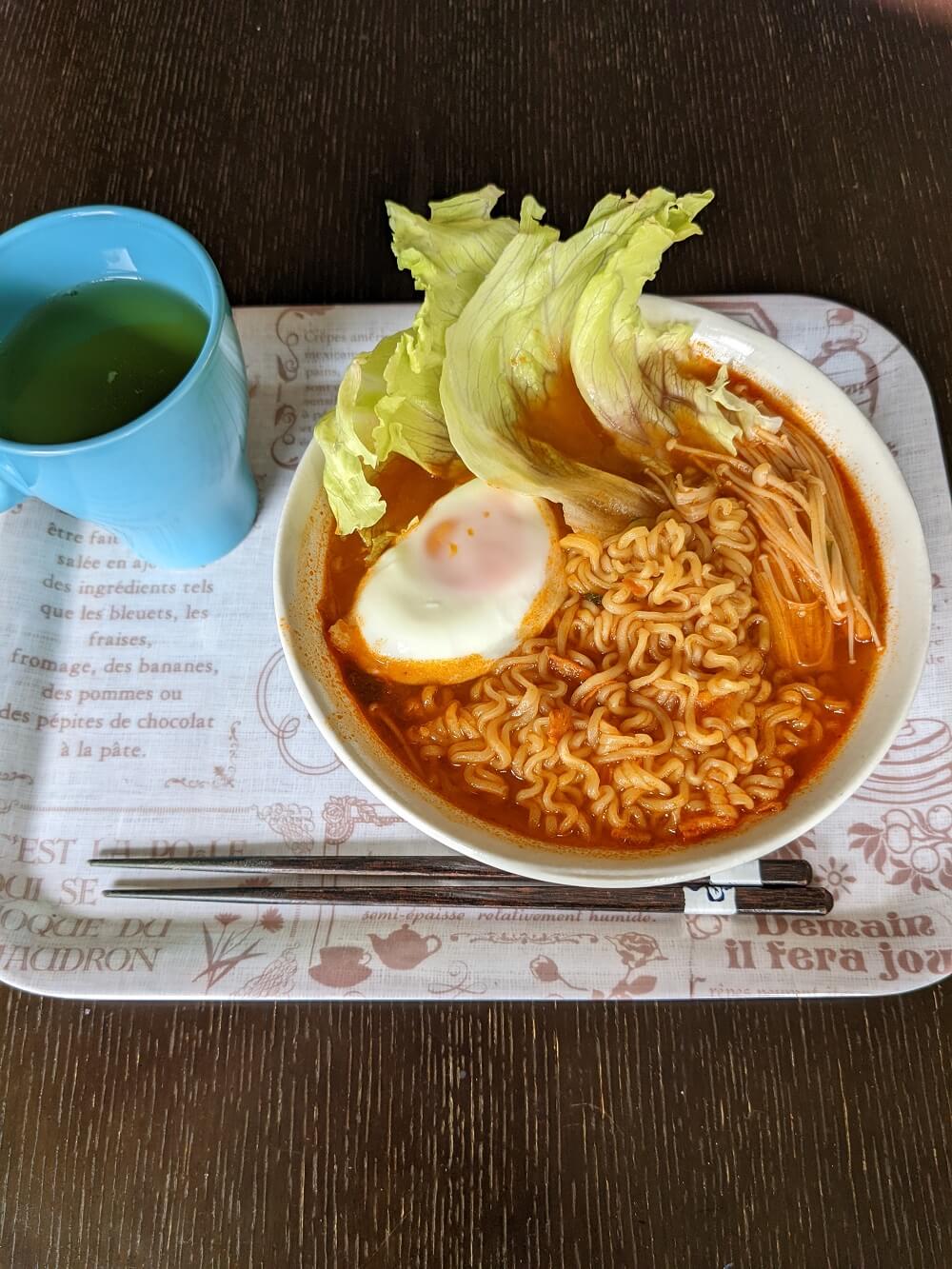 ラーメンと箸とドリンクの画像