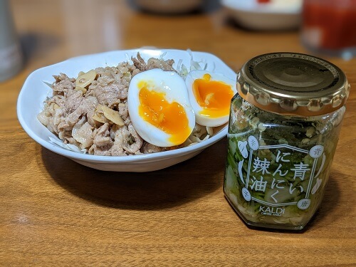 白ご飯と調味料の瓶の画像