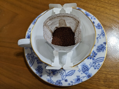 コーヒーのドリップバッグをカップにセットしたが画像