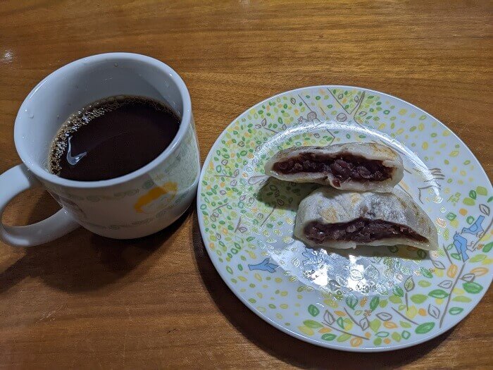 梅が枝餅とコーヒーの画像