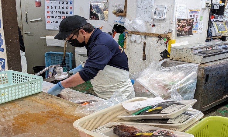 鮮魚コーナーの職人