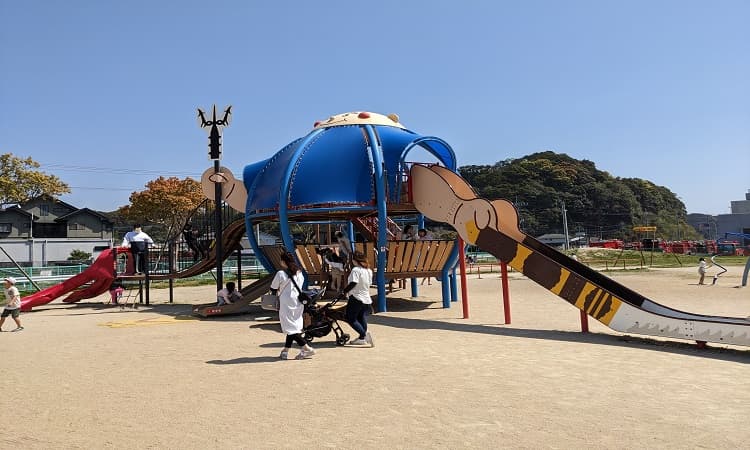 公園内の複合遊具