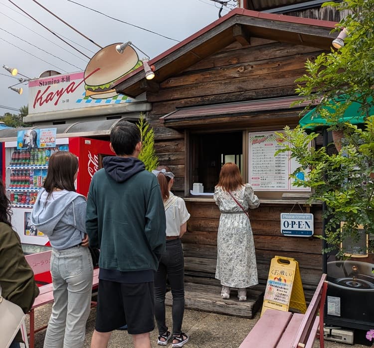 ハンバーガー店で並ぶ人々