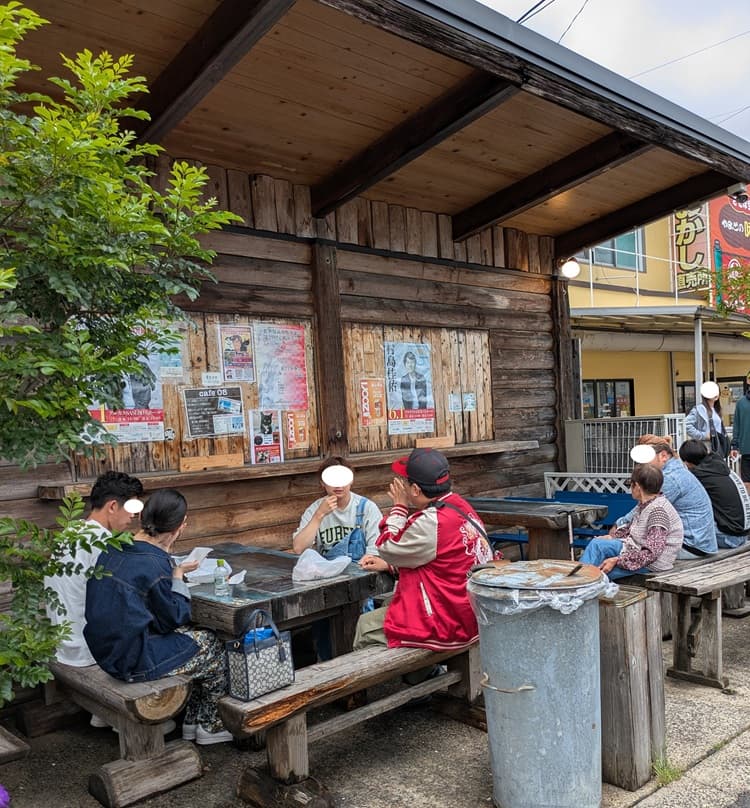 ハンバーガー店敷地内のイートインスペース