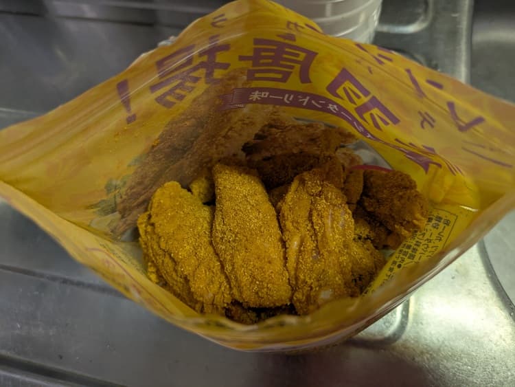 袋の中の粉がまとわりついた手羽中