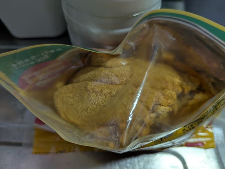 袋の中から見える粉がついた手羽中