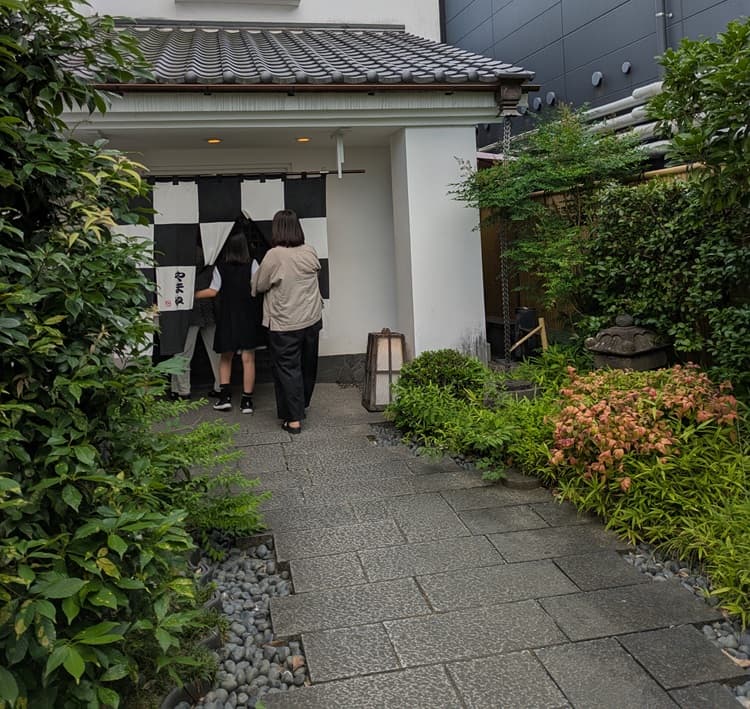 店へ続くアプローチ