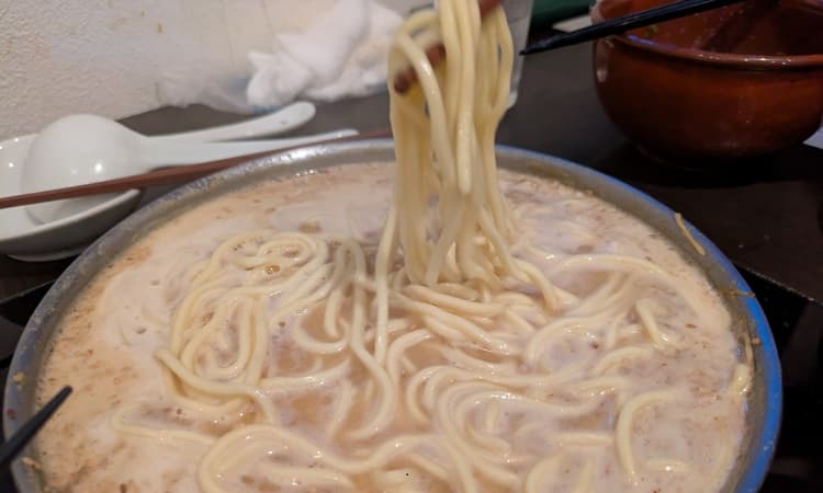 鍋のちゃんぽんをすくう場面