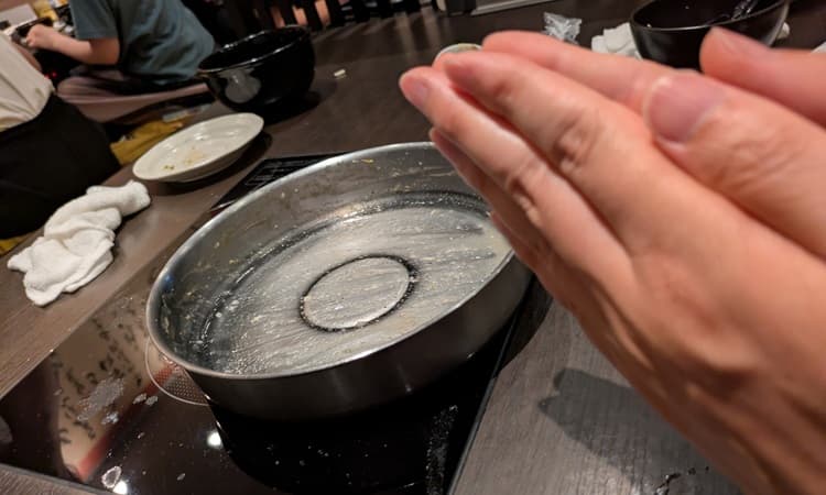 手を合わせている場面