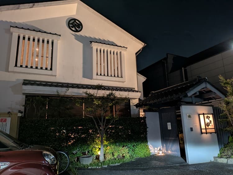 夜のやま中の外観