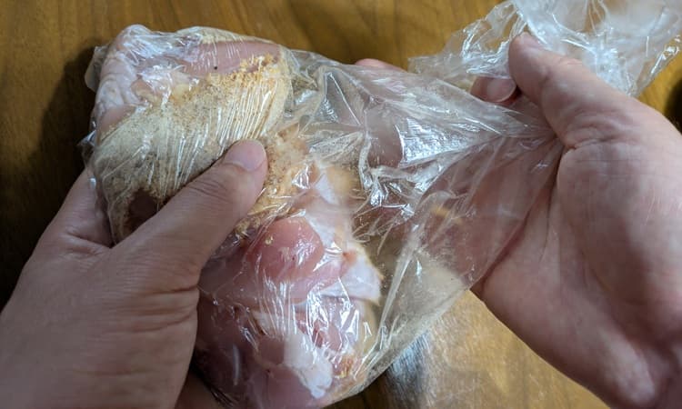ビニル袋で鶏肉と粉末を混ぜ合わせる画像