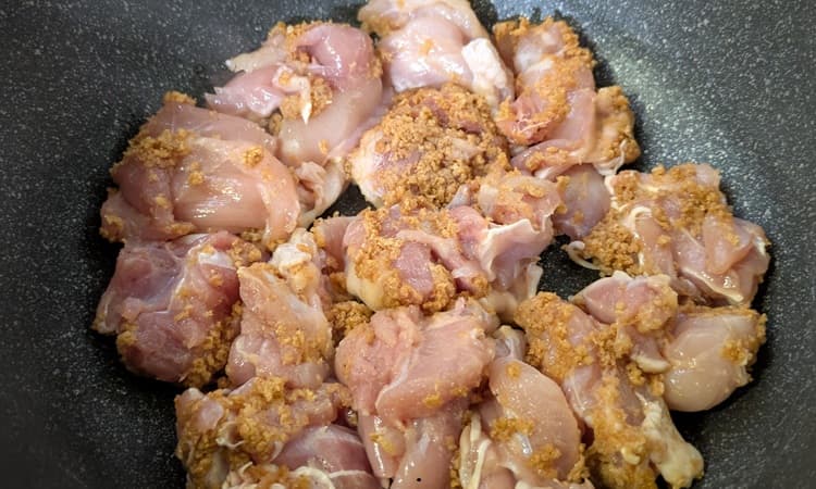 粉末が付いた鶏肉の画像