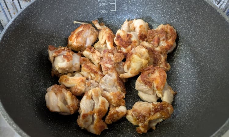 フライパンで鶏モモ肉を焼く画像
