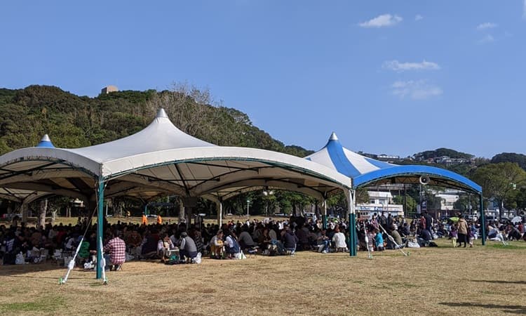 野外の大型テント