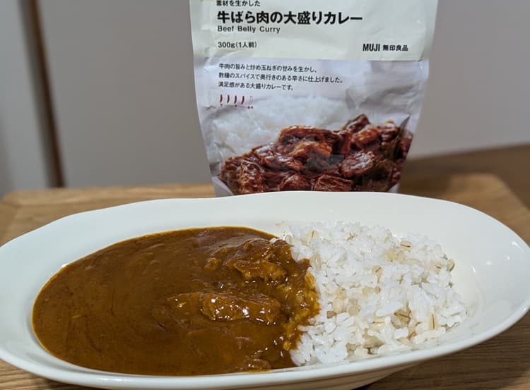 カレーライスとレトルト商品の画像